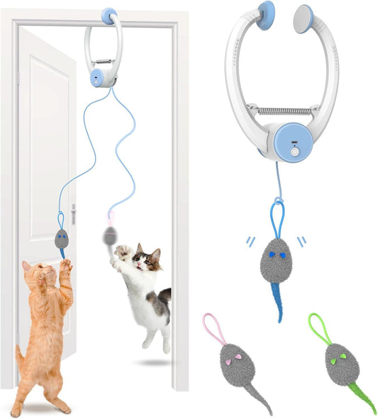 Automatisches Katzenspielzeug in Blau am Türrahmen mit drei Spielmäusen